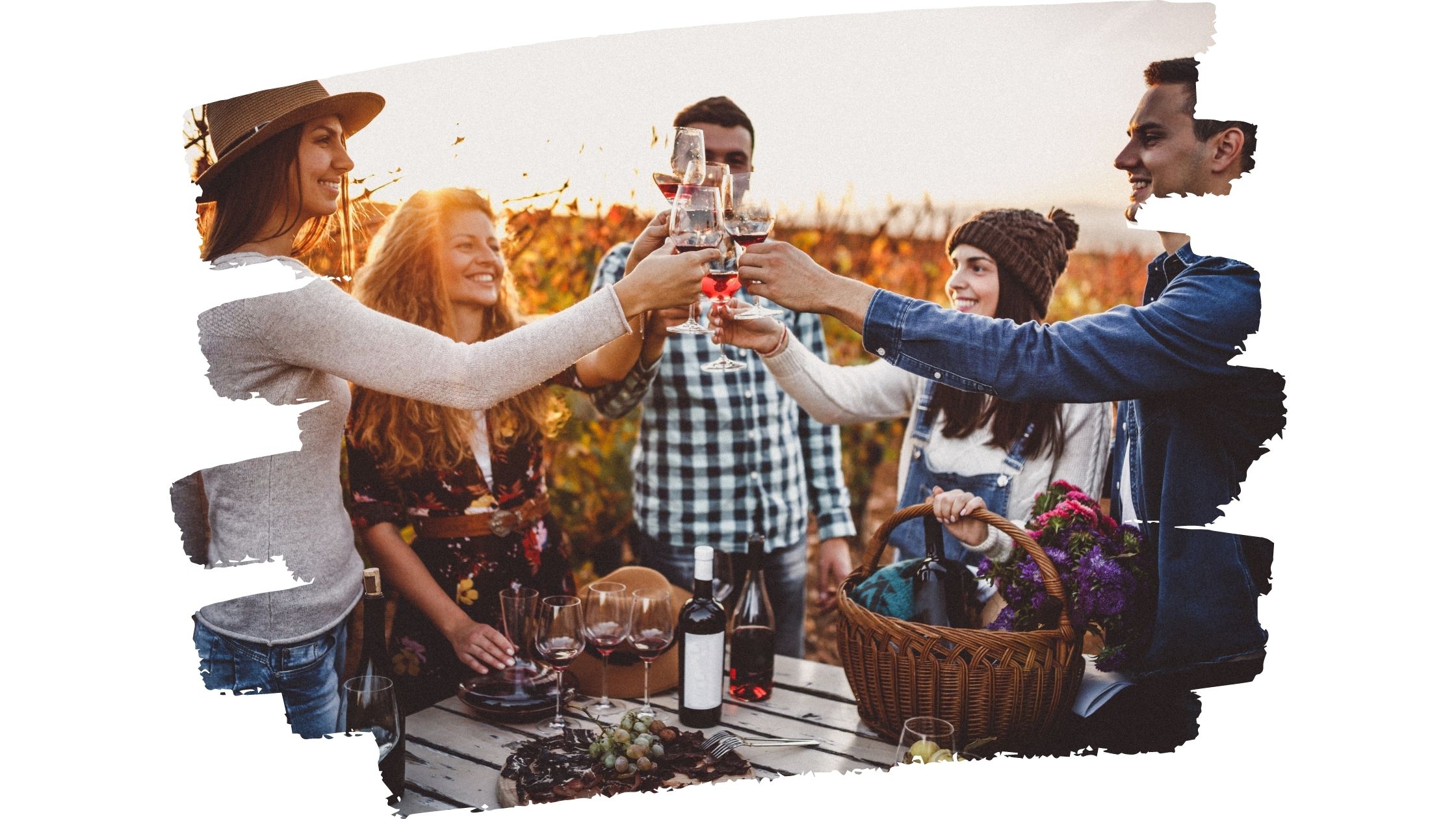 Vinski gostje nazdravljajo v vinogradih nasmejani sončni zahod